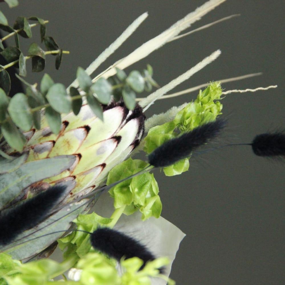 Дельфиниум, сирень, ирландские колокольчики