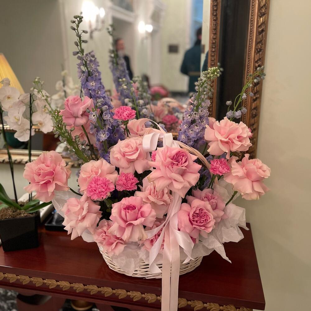 Корзина с цветами,ажурные розы  